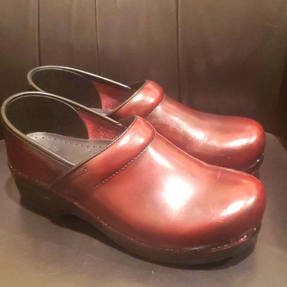 SOLD!! DANSKO Burgundy Leather Clogs- Size 41 / 10 - Picture 1 of 7